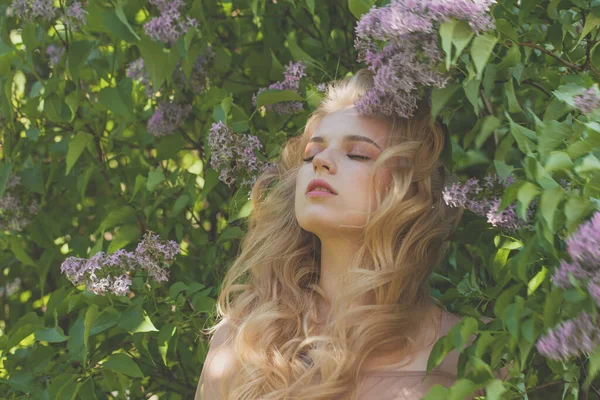Vacker Kvinna Modell Vilar Utomhus Och Njuta Våren Naturen Blomma — Stockfoto
