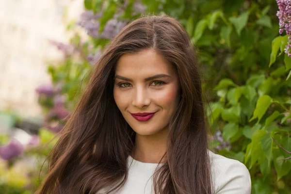 Mulher Morena Perfeita Sorrindo Livre — Fotografia de Stock