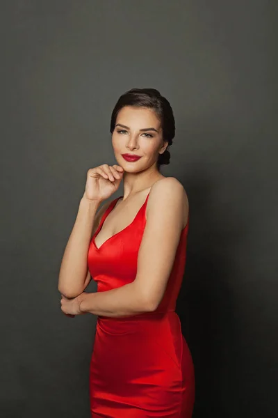 Kırmızı Elbiseli Hoş Bir Genç Bayan — Stok fotoğraf