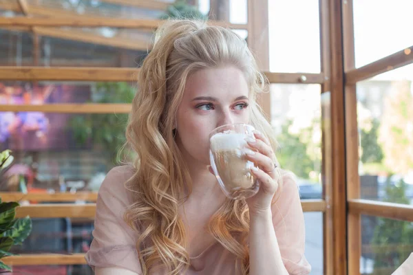 Jeune Femme Modèle Attrayant Avec Tasse Café Assis Dans Café — Photo