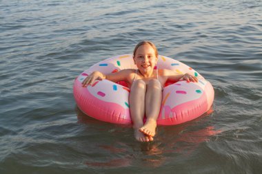 Mutlu çocuk yaz tatilinde eğleniyor.