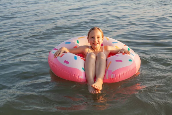 Mutlu çocuk yaz tatilinde eğleniyor.