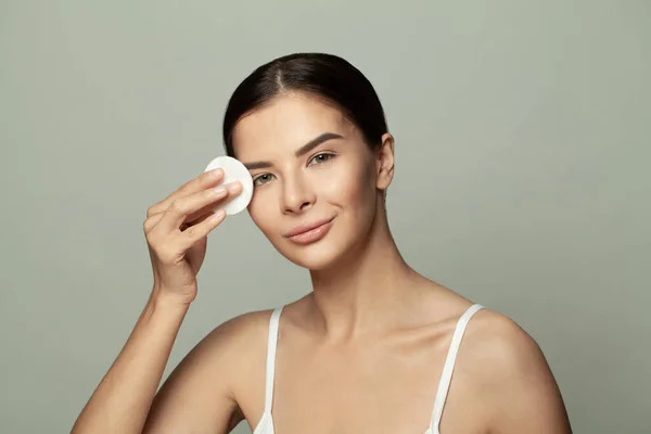 Modelo Femenino Saludable Quitando Maquillaje Con Almohadilla Algodón Sonriendo —  Fotos de Stock