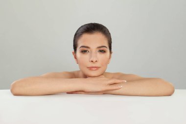 Güzellik modeli. Beyaz Arkaplanda Kameraya Bakan Güzel Genç Kadının Portresi. Taze Temiz Cilt, Yüz Bakımı