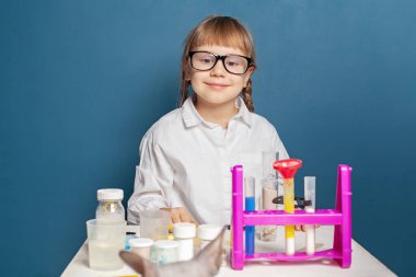 Fen laboratuarında deneyleri olan zeki bir kız. Bilim ve eğitim kavramı