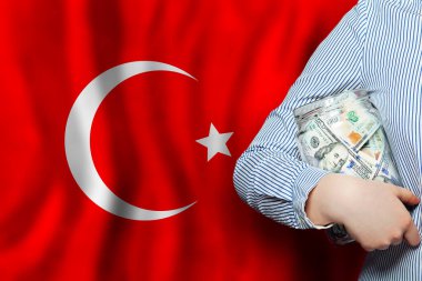 Türkiye ulusal bayrağı ve dolar banknotları. İş, finans, siyaset ve yolsuzluk kavramı