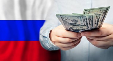 Rus bayrağı ve Amerikan doları ellerinde. İş, vergi, bankacılık ve finans kavramı