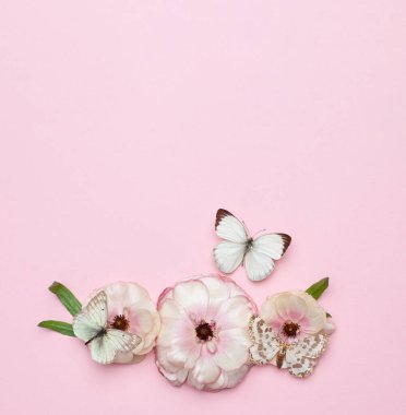 Pembe arka planda çiçek minimal bahar kartı sınır kompozisyonu