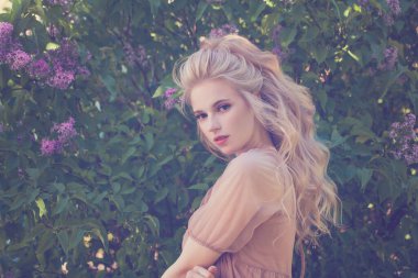 Bahar bahçesinde şık bir kadın