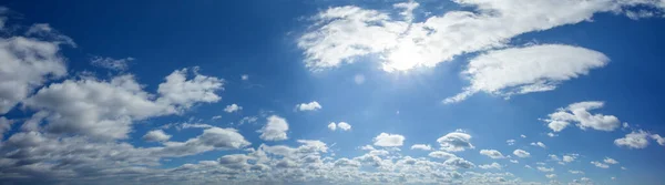 Πρωινός Ουρανός Ήλιο Πίσω Από Άσπρα Σύννεφα — Φωτογραφία Αρχείου