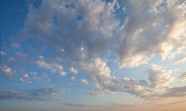 Nubes Blancas Hinchadas Fondo Azul Del Cielo — Foto de Stock
