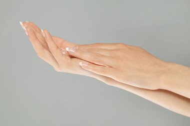 Beyaz arka plan üzerinde izole güzel eller. Manikür kavramı