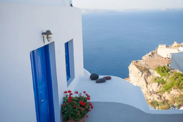 Старая Голубая Дверь Красные Цветы Традиционная Греческая Архитектура Остров Санторини — стоковое фото