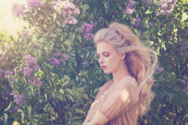 Bahar bahçesinde rüya gören hoş bir kadın. Güzel manken portresi