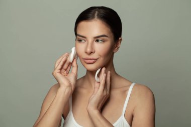 Beyaz pamuklu ve kadın figürlü hoş bir genç kadın portresi. 