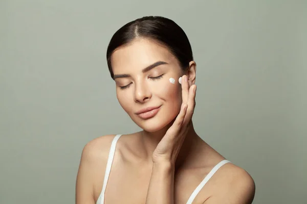 Mujer Saludable Aplicando Crema Hidratante Cara Tratamiento Facial Concepto Atención —  Fotos de Stock