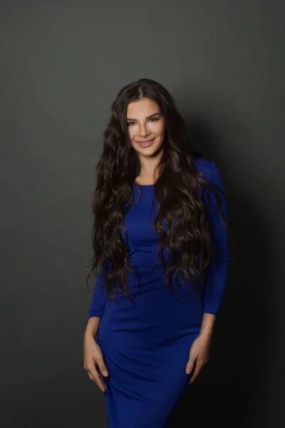 Vacker Kvinna Mode Modell Brunett Bär Blå Klänning Avslappnad Stil — Stockfoto