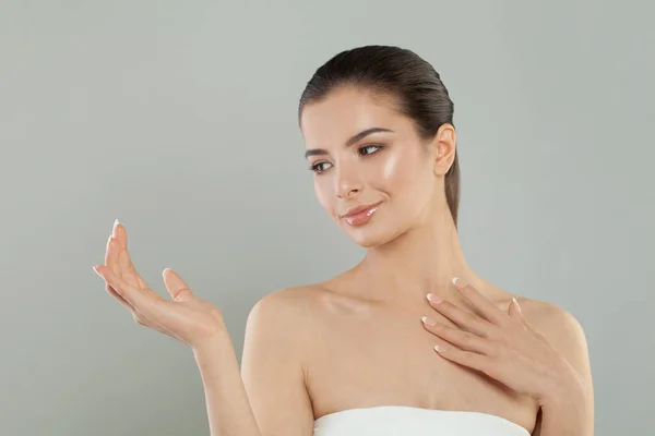 Mujer Joven Perfecta Mostrando Mano Abierta Sobre Fondo Gris — Foto de Stock