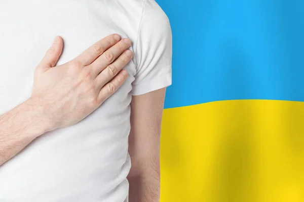 Ajuda Ucrânia Conceito Homem Fundo Bandeira Ucraniana — Fotografia de Stock
