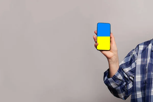 Weibliche Hand Hält Smartphone Mit Den Farben Der Ukrainischen Flagge — Stockfoto