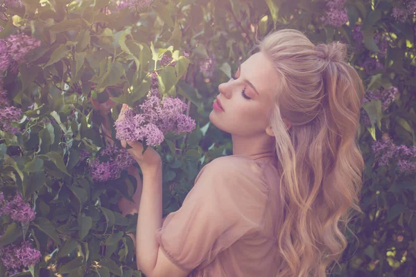 Ung Kvinna Med Perfekta Vårblommor Aromaterapi Och Växtbaserade Behandlingskoncept — Stockfoto