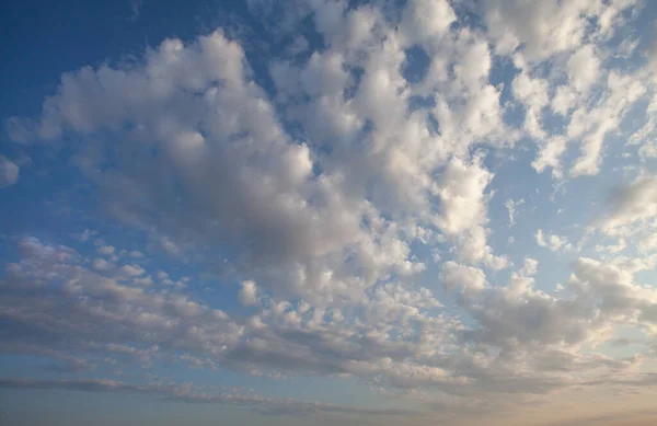 Hermosas Nubes Durante Primavera Antes Del Atardecer — Foto de Stock