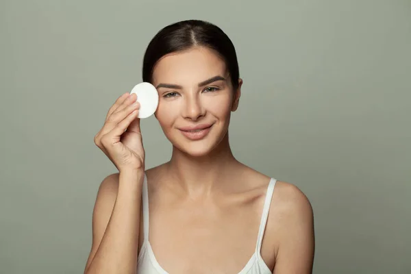 Mujer Sana Quitando Maquillaje Con Algodón Cuidado Piel Concepto Belleza —  Fotos de Stock