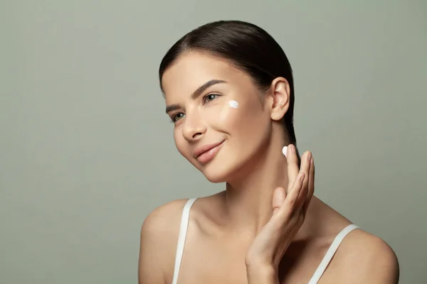 Joven Mujer Atractiva Feliz Aplicando Crema Para Piel Tratamiento Facial —  Fotos de Stock