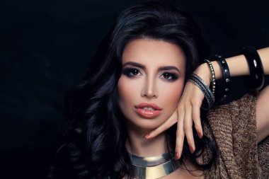 Güzel Model kadın berbere saç modeli, makyaj ve siyah arka plan üzerine bilezik ile