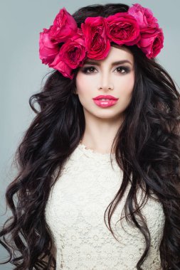 Kıvırcık saçlı uzun kestirdim ve moda makyaj mükemmel moda Model. Hoş bir kadınla çiçek saç modeli