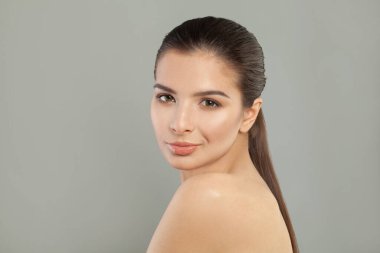 Soyulduktan, losyondan ve maskeden sonra mükemmel cilde sahip büyüleyici bir kadının portresi. Mükemmellik, sağlık, refah, hidrasyon konsepti.