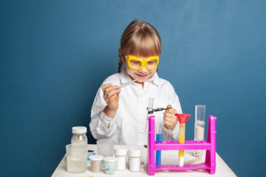 Mutlu öğrenci fen bilgisi öğreniyor. Bilim eğitimi kavramı