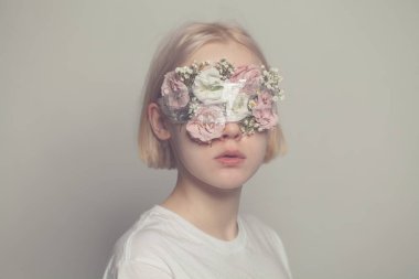 Gözleri kapalı genç bir kız. Kendini tanıma kavramı