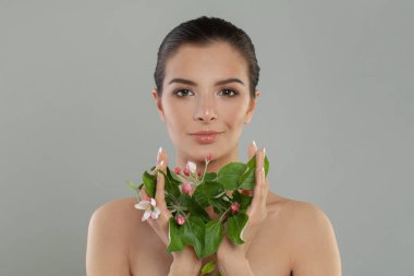 Çiçeklerle poz veren güzel bir kadın, portre.