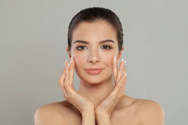 Güzel yüzlü genç kadın.