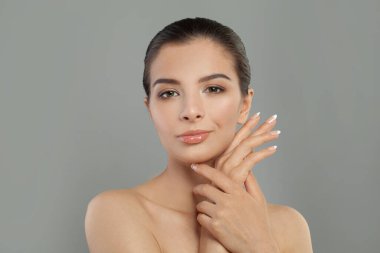Temiz ve taze ciltli güzel esmer kadın. Yüz bakımı ve cilt bakımı kavramı.