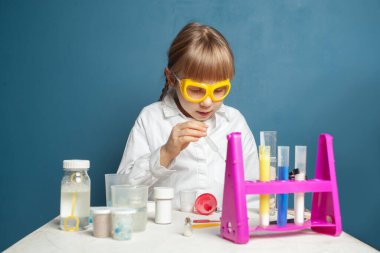 Okullu çocuk fen eğitimi alıyor. Bilim eğitimi kavramı