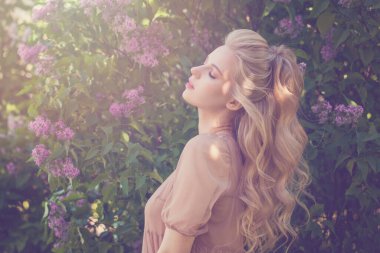 Bahar güneşinin tadını çıkaran çekici kadın.