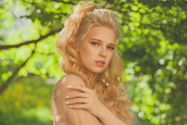 Parktaki hoş genç bayan.