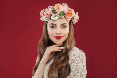 Çiçek çelenkli güzel bir kadın. Yaz Perisi