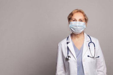 Kadın kıdemli doktor portresi, hastane sağlık kliniği, tıp ve sağlık konsepti