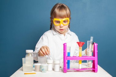 Okulun laboratuarında mataraları olan zeki kız öğrenci.