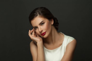 Parlak kırmızı dudaklı genç bir mankenin portresi, stüdyo fotoğraf çekimi.