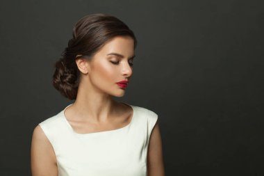 Siyah arka planda kırmızı dudaklı güzel bir kadının Vogue tarzı yakın plan portresi.