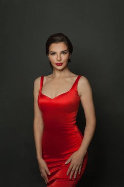 Siyah üzerine kırmızı ipeksi elbise giymiş mükemmel bir model kadın.