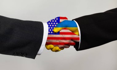 Ukrayna ve ABD bayraklarıyla tokalaş. Barış görüşmeleri ve müzakere kavramı