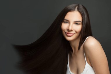 Parlak kahverengi ve düz uzun saçlı güzel bir model kadın. Keratin düzleştiriyor. Tedavi, bakım ve spa prosedürleri. Pürüzsüz saç şekli