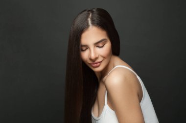 Uzun düz saç modeliyle moda.