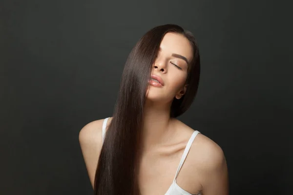 Krásná Brunetka Žena Zdravými Dlouhými Vlasy Černém Pozadí — Stock fotografie