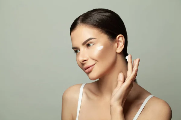 Concepto Cuidado Facial Tratamiento Belleza Mujer Joven Saludable Con Crema —  Fotos de Stock